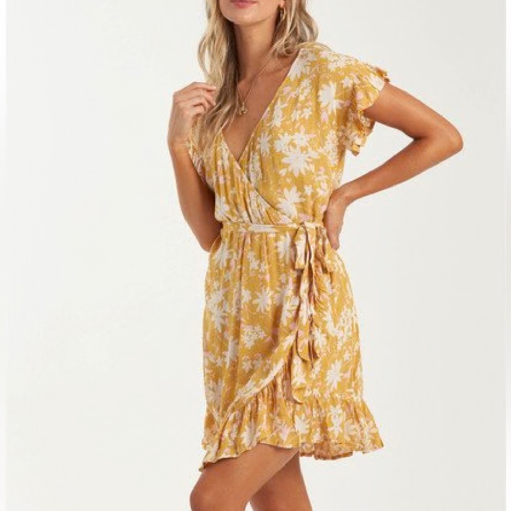 Billabong | Wrap and Roll Dress. Floral. Ruffles. NWT. Size Small. Feminine